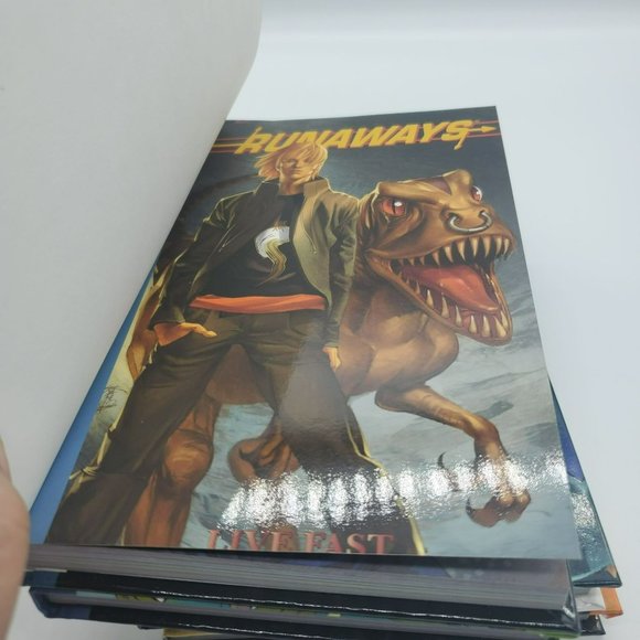 RUNAWAYS Vol 2,4,6, and 7 Graphic Novels Lot of 4 Hardcovers Joss Whedon Ex-Libr - Picture 4 of 8